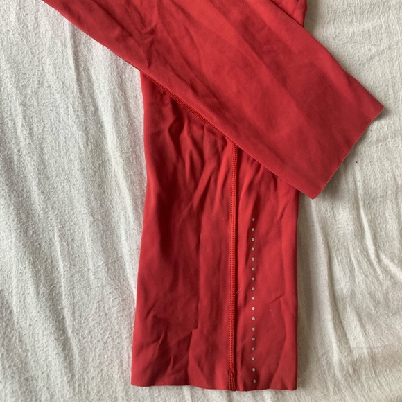 Cropped LuLu Lemon Leggings - ruby red. Size 2 - Picture 4 of 4